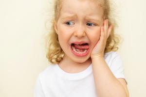 Certains AINS peuvent provoquer, les enfants peuvent provoquer des altérations de l'émail dentaire, voire une fracture de la dent (Visuel Adobe Stock 498281696)