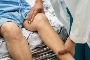 Une perfusion de morphine dans le tibia pendant la chirurgie permet une gestion optimisée de la douleur postopératoire (Adobe Stock 503741712).