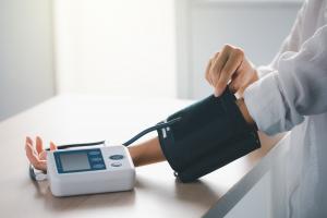De nouvelles données, publiées dans l’American Journal of Medicine, qui incitent les professionnels à un contrôle systématique de leurs patients, et les patients à risque à une auto-surveillance quotidienne (Visuel Adobe Stock 506988468)
