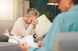 Des troubles de l’humeur, voire la dépression ou la « manie » précèdent fréquemment les premiers symptômes moteurs et cognitifs de différentes maladies neurodégénératives (Visuel Adobe Stock 554795822)