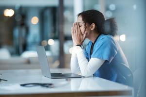 Les femmes, qui travaillent dans le secteur de la santé sont confrontées à des taux d'épuisement professionnel nettement plus élevés que leurs collègues masculins (Visuel Adobe Stock 565570408)