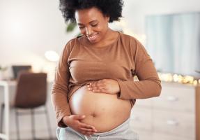Un nouvel avantage d’une alimentation saine durant la grossesse : des apports élevés en fruits et légumes sont liés à un risque de fausse couche réduit. (Visuel Adobe Stock 567628205)