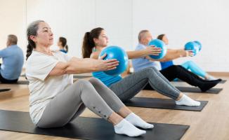 On sait que la pratique d’un exercice adapté avant et après le diagnostic, pendant et après le traitement ont des effets positifs sur le rétablissement et la qualité de vie des patients diagnostiqués avec un cancer (Visuel Adobe Stock 572067661)