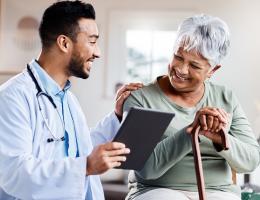Les personnes âgées passent en moyenne 3 semaines chaque année à recevoir des soins de santé à l'extérieur de leur domicile (Visuel Adobe Stock 596398152)