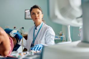 Cette revue de la littérature confirme l’intérêt des interventions de perte de poids pour réduire plusieurs symptômes du syndrome des ovaires polykystiques (SOPK) (Visuel Adobe Stock 614753324)