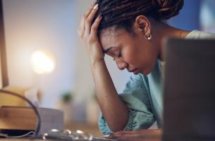 Cette large méta-analyse confirme la très forte association entre l'épuisement professionnel des infirmières et la qualité et la sécurité des soins apportés aux patients (Visuel Adobe Stock 635531314)