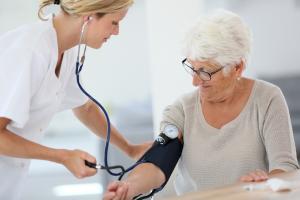 L'hypertension artérielle (HTA) augmente les risques de maladie cardiaque, d'accident vasculaire cérébral, de maladie rénale, de perte de vision et le décès. Une surveillance régulière de la pression artérielle s’impose (Visuel Adobe Stock 66657452)