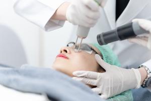 Cette méta-analyse in silico, menée à l’Université d’Osaka, sur les traitements des décolorations cutanées ou dépigmentation, met en lumière l’efficacité des « nouveaux » lasers picoseconde (Visuel Adobe Stock 674342801)