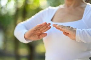 Si le Tai Chi a déjà démontré de nombreux bénéfices pour la santé, cette fois, c’est contre l’insomnie que cette étude documente ses avantages (Visuel Adobe Stock 695811028)