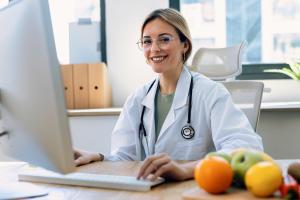 C’est une nouvelle démonstration des bénéfices du régime méditerranéen qui « agit » tout du long de l’axe intestin-cerveau, en d’autres termes modifie les bactéries intestinales de manière à améliorer la mémoire et la cognition (Visuel Adobe Stock 783656695)