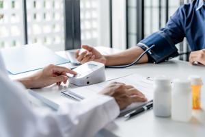 Les antibiotiques, les vaccins et certains anti-inflammatoires se révèlent associés à un risque réduit de démence (Visuel Adobe Stock 890242781)