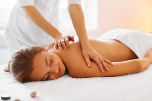 Ce sont des preuves de « certitude modérée », que relève cette large analyse des études publiées sur l’efficacité des massages contre les douleurs (Visuel Adobe Stock 93604212)