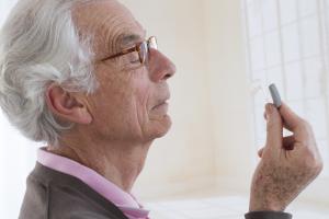 La perte auditive et l'épilepsie apparaissent parmi les premières caractéristiques de la maladie de Parkinson (Visuel Adobe Stock 83115873)