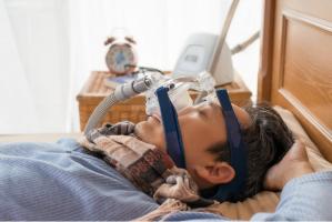 La pression positive continue, ou CPAP, la thérapie de référence pour prévenir ces périodes d'obstruction de la circulation d'air est loin d’être mise en œuvre dans la majorité des cas de SAOS, par manque de détection et de diagnostic mais aussi d’acceptation d’observance des patients. 