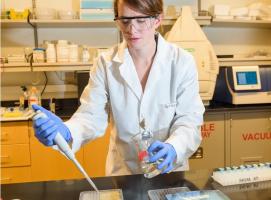 L’auteur principal, Courtney Gardner, professeur de génie civil et environnemental à l'Université de l'État de Washington (Visuel) et son équipe constatent, pour la première fois, une corrélation entre les niveaux de bactéries et de champignons dans le tractus gastro-intestinal des enfants (Université de Washington)