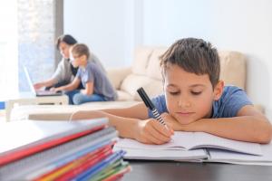 Les gènes des parents, même non héréditaires, même s'ils ne sont pas directement hérités par l'enfant, jouent un rôle clé dans ses résultats scolaires et sa santé mentale ( Visuel Adobe Stock 332260722)