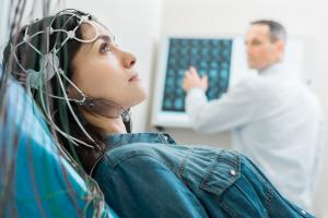 Cet algorithme, une fois nourri des données EEG de nombreux patients épileptiques devrait être capable de détecter, d’identifier le type de crise et de localiser la crise avant même qu’elle ne survienne (Visuel Adobe Stock 167782221)