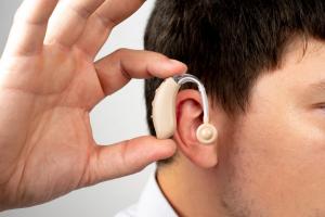 Face à la perte auditive, le choix d'un équipement adapté devient indispensable pour préserver une bonne qualité de vie (Visuel Freepik 32077742)