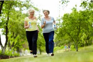 Faut-il remettre en question les directives de pratique des 150 minutes d’activité physique par semaine, chez les personnes plus âgées ? (Visuel Fotolia) 