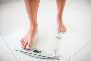 Une perte de poids même modérée, comprise entre 5% et 10% du poids corporel suffit à entraîner une réduction importante de fréquence des fuites.