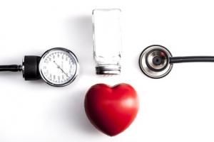 Régime DASH +  réduction des apports en sel et réduction jusqu'à 21 mm Hg de la pression artérielle systolique.