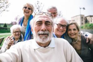 Des interactions sociales régulières, voire fréquentes constituent un facteur favorable à l'allongement de la durée de vie des personnes âgées (Visuel Fotolia 128069653)