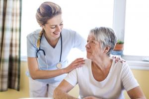 Les patients âgés de 65 ans et plus représentent jusqu'à 25% de toutes les visites aux Urgences 