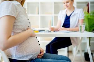 Y-a-t-il un délai particulier à respecter entre 2 grossesses pour réduire les risques pour la santé de la mère et du bébé ?