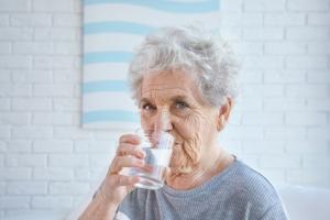Un vieillissement en bonne santé passe par une bonne hydratation (Visuel Fotolia 161990267)