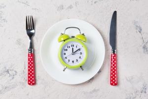 Manger lentement pourrait contribuer à réduire le risque d’obésité