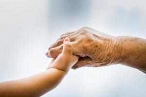 A ce jour, la limite de la longévité humaine est donnée par Jeanne Calment, décédée en 1997 à l'âge de 122 ans.