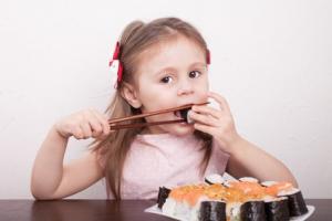 Des enfants asthmatiques qui suivent un régime de type méditerranéen enrichi en poissons gras bénéficient d’une fonction pulmonaire améliorée au bout de seulement 6 mois.