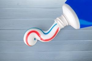 Nous ingérons par inadvertance environ 1 milligramme de phtalocyanine de cuivre à chaque fois que nous nous brossons les dents (Visuel Fotolia 98954693)