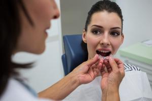 L’écart entre les dents, également connu sous le nom de diastème, est une préoccupation esthétique pour de nombreuses personnes (Visuel Freepik 8404996 ESKIMOZ)
