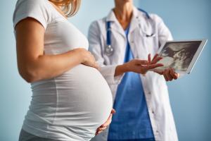 Pouvoir prévoir les risques de déficiences spécifiques chez le bébé liés à la consommation d'alcool de la mère durant la grossesse, permet de commencer la thérapie peu après la naissance du bébé, lorsque le cerveau a la plus grande plasticité (Visuel AdobeStock_138952685)