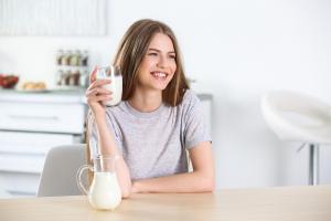 « le lait ne pose pas de problème important pour le risque de maladie cardiovasculaire, même s'il y a une légère augmentation de l'IMC et de la graisse corporelle chez les buveurs de lait réguliers » (Visuel adobe Stock 134404685)