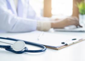 Pour être bien couvert et serein lorsque l'on est hospitalier, il est nécessaire de souscrire aux bonnes assurances. On vous explique tout (Visuel Adobe Stock _ ijeabc)