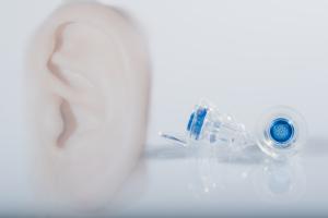 Moulée à l'oreille de l'utilisateur, la protection auditive offre un maximum de confort, garantit une utilisation régulière, et sans coûter nécessairement très cher (Adobe Stock 188861499) 