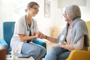 La prise en charge des dépenses de SAD passe le plus souvent par la complémentaire santé (Adobe Stock 238387697)