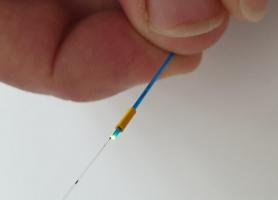 Cette sonde mesure en continu le débit sanguin intra-pouls à l'aide d'un capteur à fibre optique