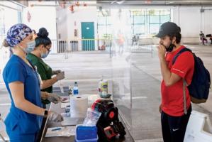 Depuis mai 2021, les conducteurs qui passent par le poste de contrôle du port de Tuas doivent respirer dans un embout buccal de la taille d'un cigare connecté à un spectromètre de masse (Evan Garcia/University of Miami). 