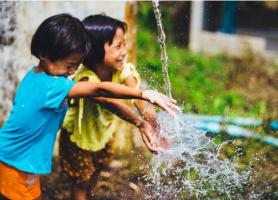 Les enfants qui ont le grand accès aux sources d’eau naturelles et à la plus grande couverture arborée ont moins de risque de maladies