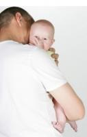 Être pris dans les bras, cajolé ou réconforté, laisse une « trace » moléculaire positive au bébé