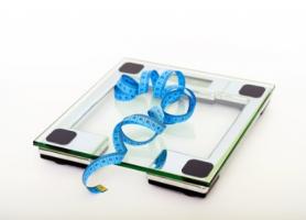 Perdre un peu de poids mais de manière régulière, par exemple 300 à 500 g par semaine est gage de succès à long terme