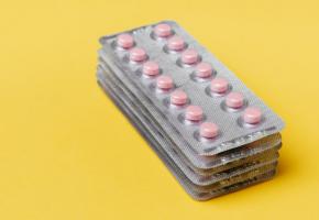 Découvrez Alcimed, cabinet de conseil spécialisé depuis 1993 et sa méthode tripartite pour accompagner les fonctions médicales des industriels pharmaceutiques (Visuel Pexel medicament 4210613)