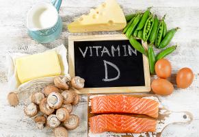 De faibles niveaux de vitamine D apparaissent en effet associés à un nombre de cas et des taux de mortalité à COVD-19 plus élevés