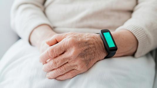 L'étude établit un lien entre la variabilité du sommeil telle que rapportée via un simple tracker d’activité, l'apnée du sommeil et l'hypertension (Visuel Adobe Stock 1062143848)