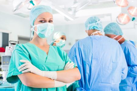 Les patients âgés peuvent tout à fait récupérer d'une chirurgie et vivre aussi longtemps que les patients plus jeunes (Visuel Adobe Stock 134568357)