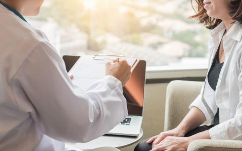 Ce médicament contre la ménopause fait ici ses preuves d’efficacité contre les bouffées de chaleur en les réduisant de plus de 70 % (Visuel Adobe Stock 178226988)