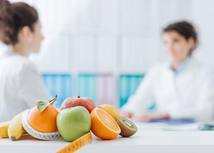 La ménopause est une période de transition parfois difficile à négocier pour les femmes, l’alimentation étant l’une des clés majeure du maintien d’un poids de santé (Visuel Adobe Stock 194728401) La ménopause est une période de transition parfois difficile à négocier pour les femmes, l’alimentation étant l’une des clés majeure du maintien d’un poids de santé (Visuel Adobe Stock 194728401)